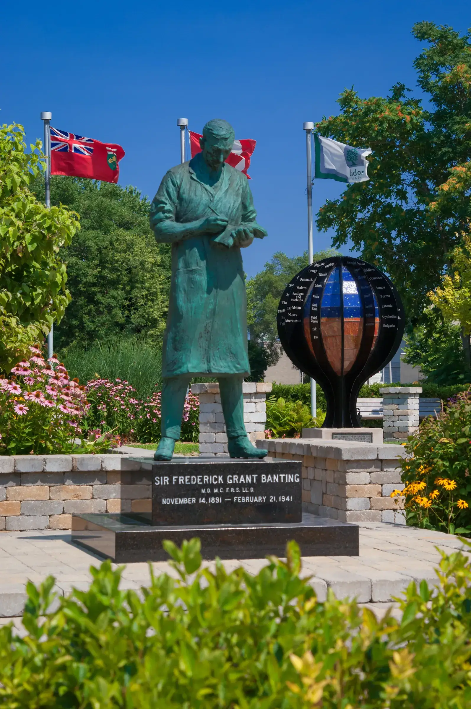 banting-statue-and-globe