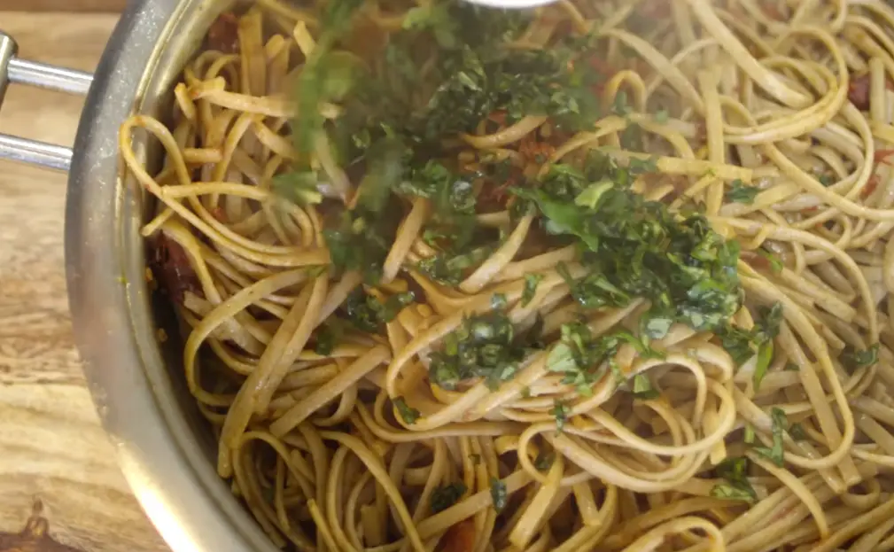 Linguine with oven-dried tomatoes and roasted garlic